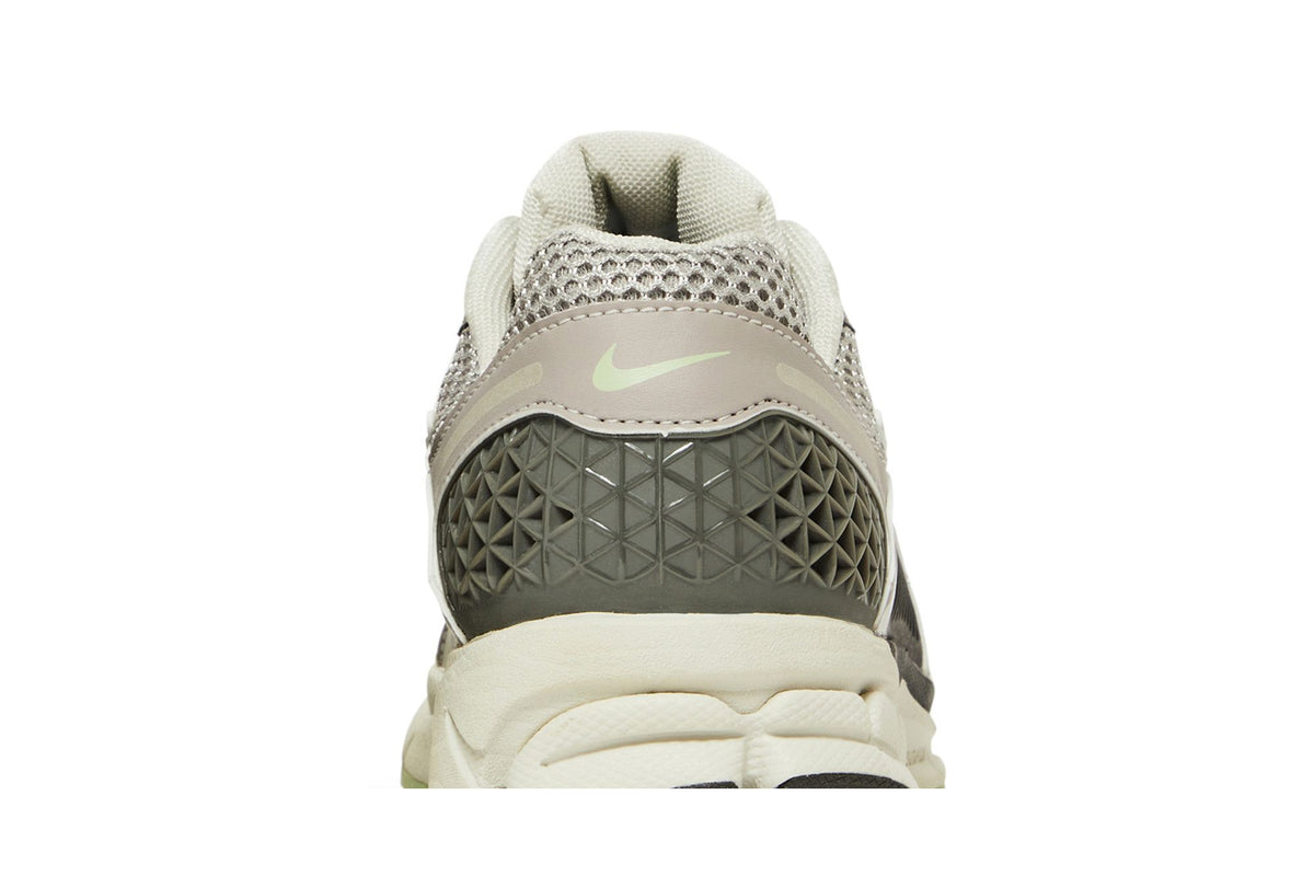 Nike Zoom Vomero 5 Cobblestone Flat Pewter (Women's) sneaker afbeelding 7 - stylecode FB8825-001