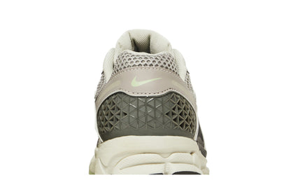 Nike Zoom Vomero 5 Cobblestone Flat Pewter (Women's) sneaker afbeelding 7 - stylecode FB8825-001