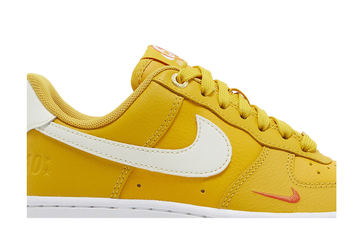 Nike Air Force 1 Low '07 SE 40th Anniversary Yellow Ochre Mini Swoosh (Women's) sneaker afbeelding 2 - stylecode DQ7582-700