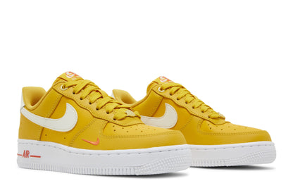 Nike Air Force 1 Low '07 SE 40th Anniversary Yellow Ochre Mini Swoosh (Women's) sneaker afbeelding 8 - stylecode DQ7582-700