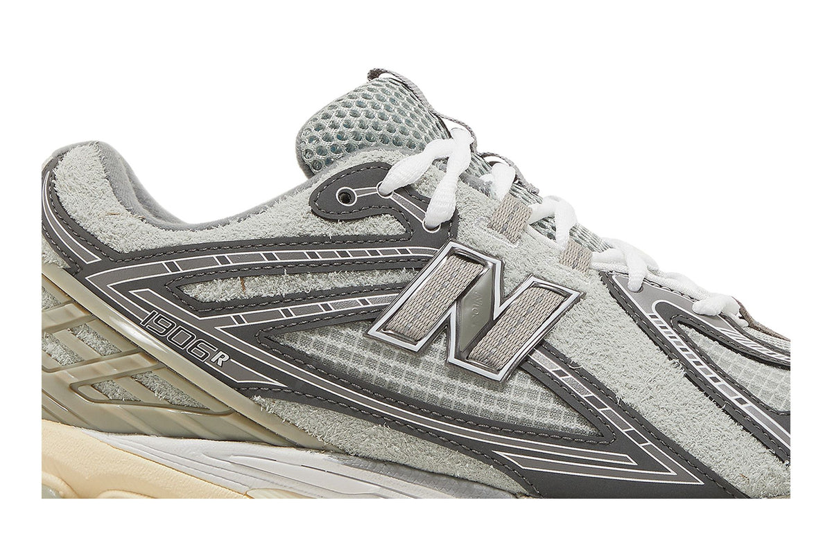 New Balance 1906R N.Hoolywood x INVINCIBLE Grey Swan sneaker afbeelding 2 - stylecode M1906RNI