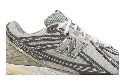 New Balance 1906R N.Hoolywood x INVINCIBLE Grey Swan sneaker afbeelding 2 - stylecode M1906RNI