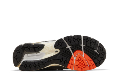 New Balance 1906R N.Hoolywood x INVINCIBLE Grey Swan sneaker afbeelding 4 - stylecode M1906RNI