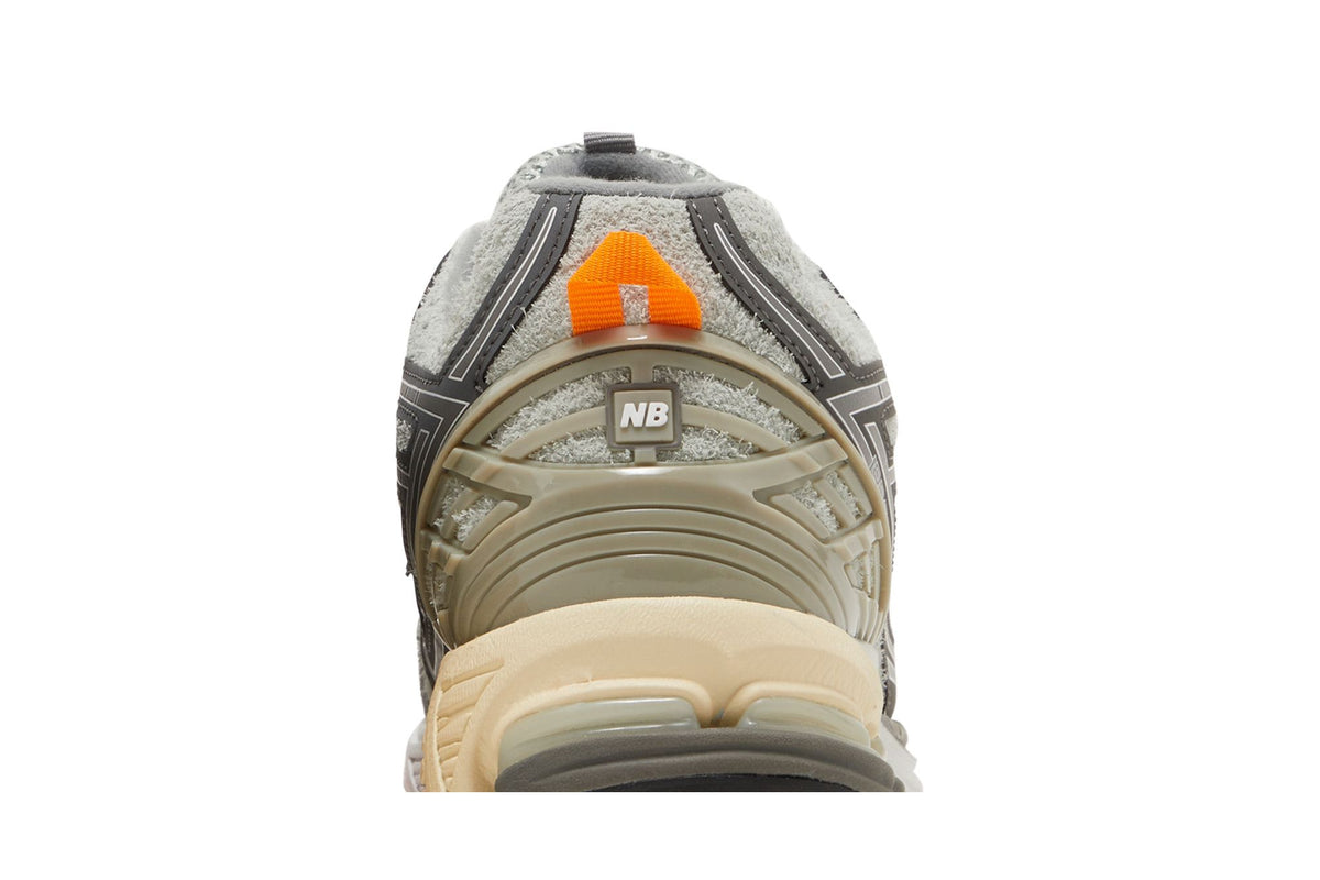 New Balance 1906R N.Hoolywood x INVINCIBLE Grey Swan sneaker afbeelding 7 - stylecode M1906RNI