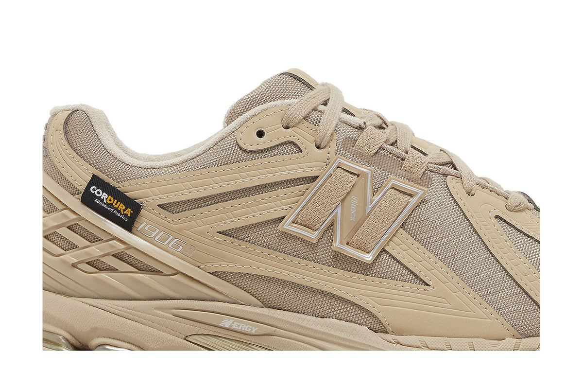 New Balance 1906R Cordura Desert Tan sneaker afbeelding 2 - stylecode M1906RT