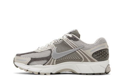 Nike Zoom Vomero 5 Iron Ore Flat Pewter sneaker afbeelding 3 - stylecode FD0791-012