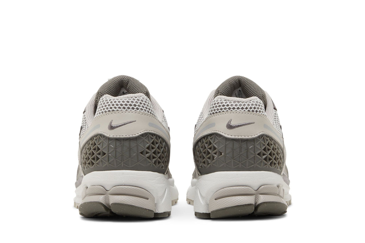 Nike Zoom Vomero 5 Iron Ore Flat Pewter sneaker afbeelding 6 - stylecode FD0791-012