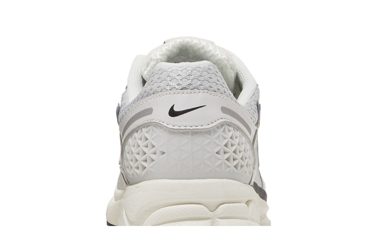 Nike Zoom Vomero 5 Photon Dust Metallic Silver (Women's) sneaker afbeelding 7 - stylecode FD0884-025