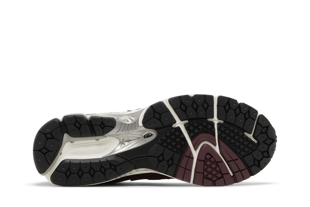 New Balance 1906R Burgundy Black sneaker afbeelding 4 - stylecode M1906RCC