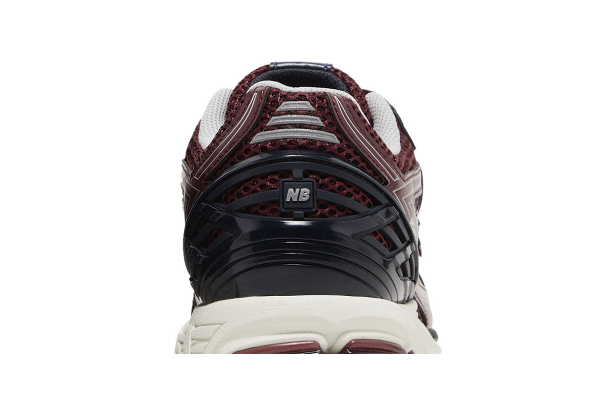 New Balance 1906R Burgundy Black sneaker afbeelding 7 - stylecode M1906RCC