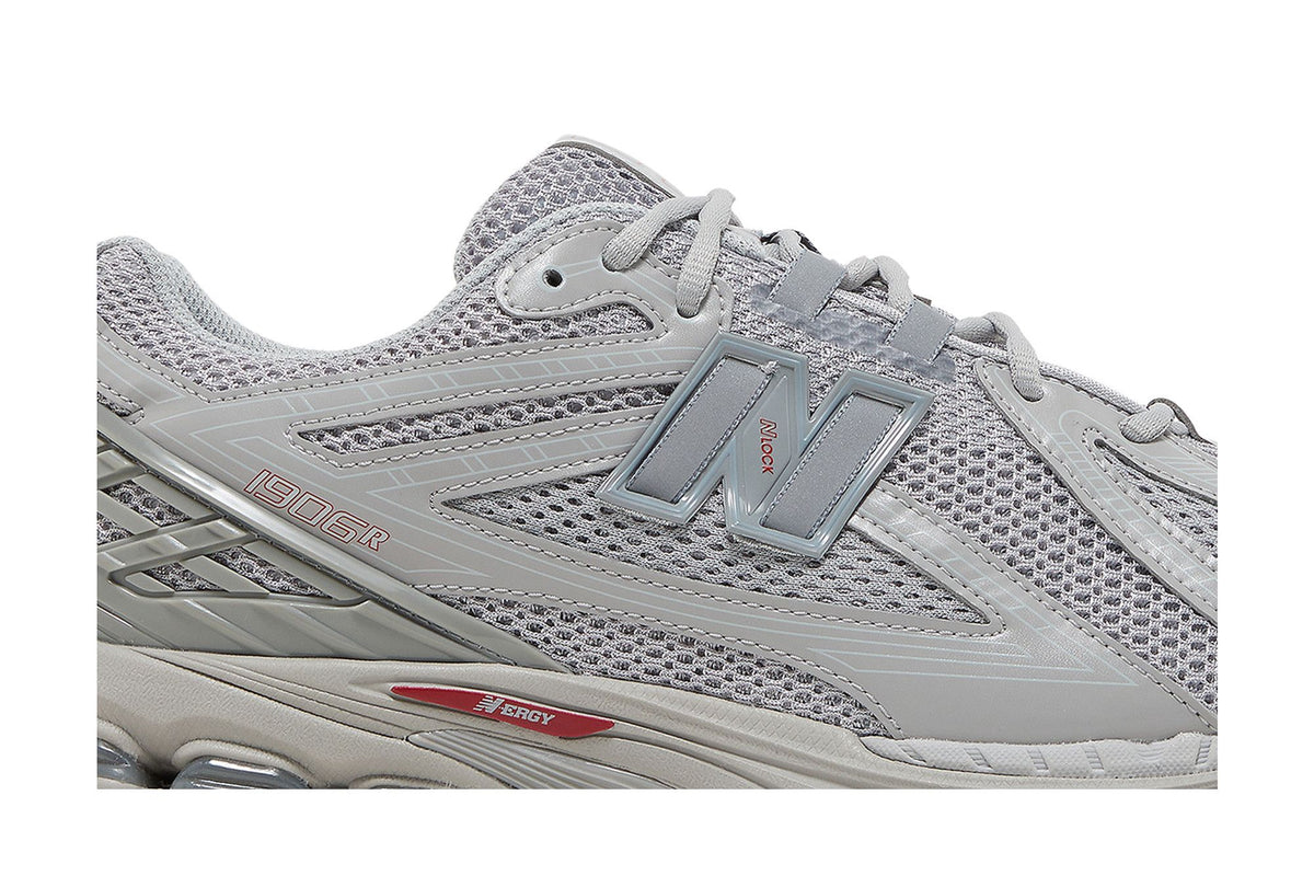 New Balance 1906R Grey Deep Red sneaker afbeelding 2 - stylecode M1906RJC
