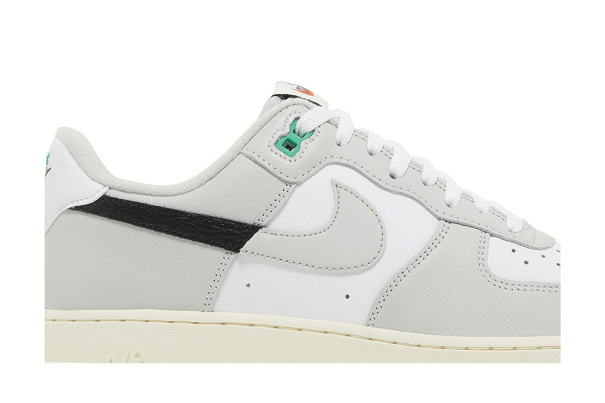 Nike Air Force 1 Low '07 LV8 Split Light Silver sneaker afbeelding 2 - stylecode DZ2522-001