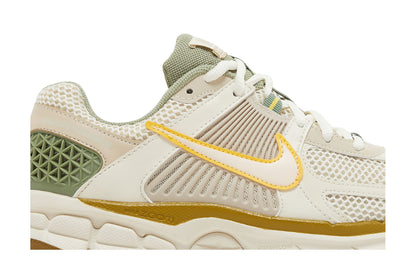 Nike Zoom Vomero 5 Sail Laser Orange Medium Olive (Women's) sneaker afbeelding 2 - stylecode FQ6868-181