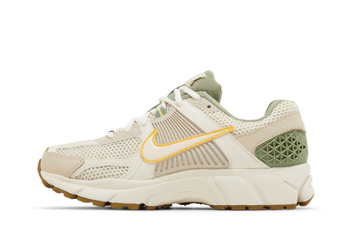 Nike Zoom Vomero 5 Sail Laser Orange Medium Olive (Women's) sneaker afbeelding 3 - stylecode FQ6868-181