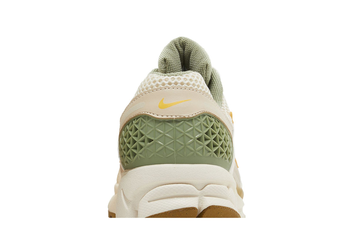 Nike Zoom Vomero 5 Sail Laser Orange Medium Olive (Women's) sneaker afbeelding 7 - stylecode FQ6868-181