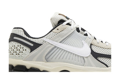 Nike Zoom Vomero 5 Supersonic Light Bone Black sneaker afbeelding 2 - stylecode FN7649-110