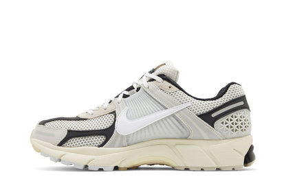 Nike Zoom Vomero 5 Supersonic Light Bone Black sneaker afbeelding 3 - stylecode FN7649-110