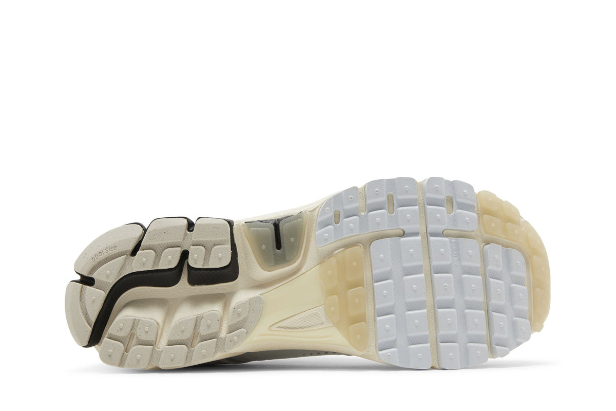 Nike Zoom Vomero 5 Supersonic Light Bone Black sneaker afbeelding 4 - stylecode FN7649-110