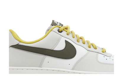 Nike Air Force 1 Low '07 PRM Light Bone Cargo Khaki Vivid Sulfur sneaker afbeelding 2 - stylecode FV3628-031