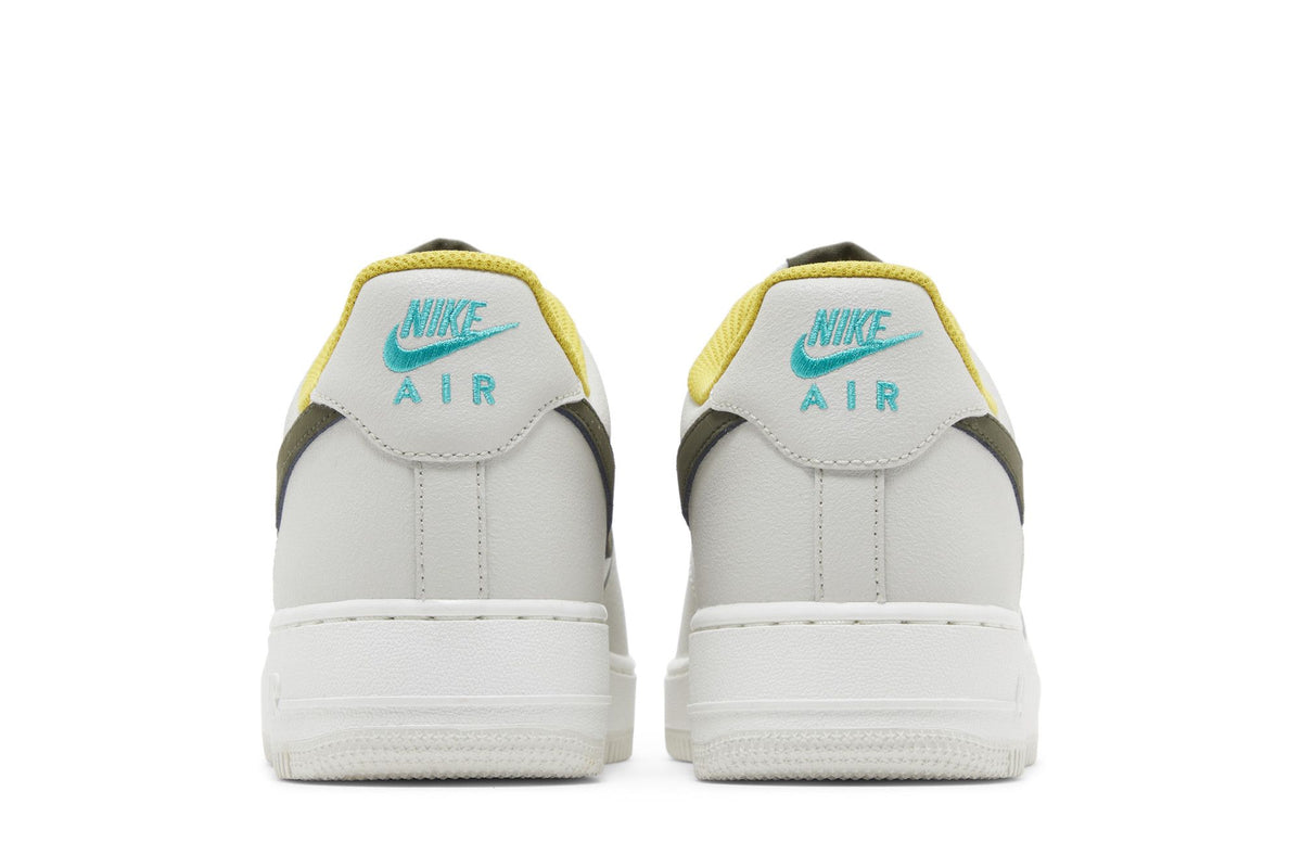 Nike Air Force 1 Low '07 PRM Light Bone Cargo Khaki Vivid Sulfur sneaker afbeelding 6 - stylecode FV3628-031