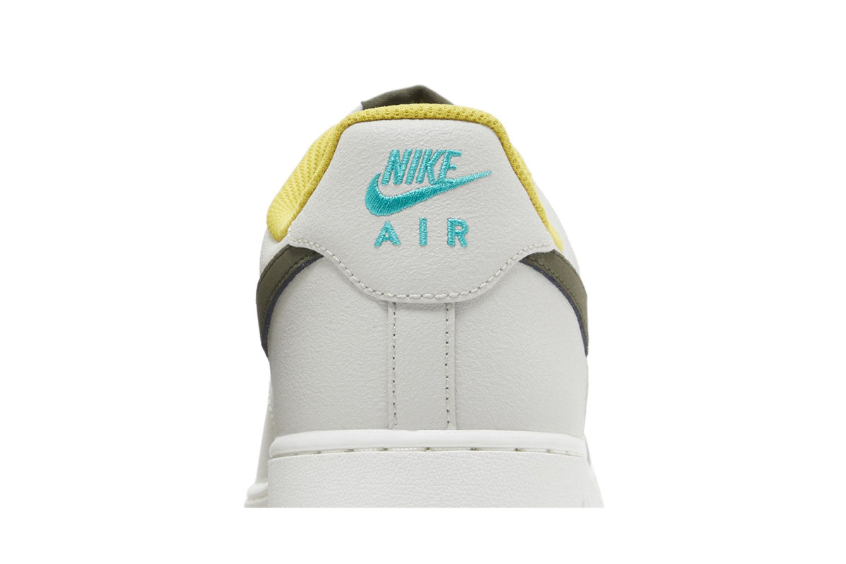 Nike Air Force 1 Low '07 PRM Light Bone Cargo Khaki Vivid Sulfur sneaker afbeelding 7 - stylecode FV3628-031