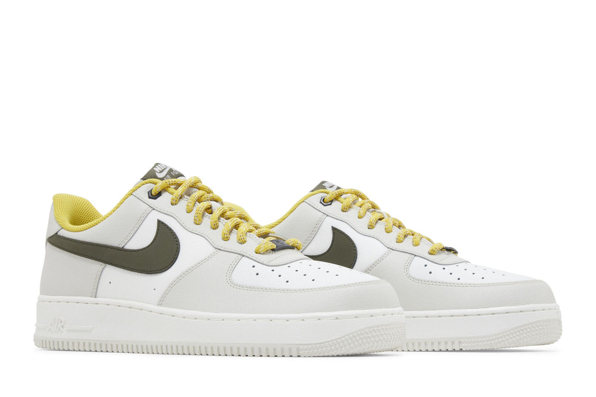 Nike Air Force 1 Low '07 PRM Light Bone Cargo Khaki Vivid Sulfur sneaker afbeelding 8 - stylecode FV3628-031