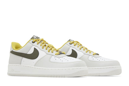 Nike Air Force 1 Low '07 PRM Light Bone Cargo Khaki Vivid Sulfur sneaker afbeelding 8 - stylecode FV3628-031