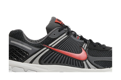 Nike Zoom Vomero 5 Black Picante Red sneaker afbeelding 2 - stylecode FB9149-001