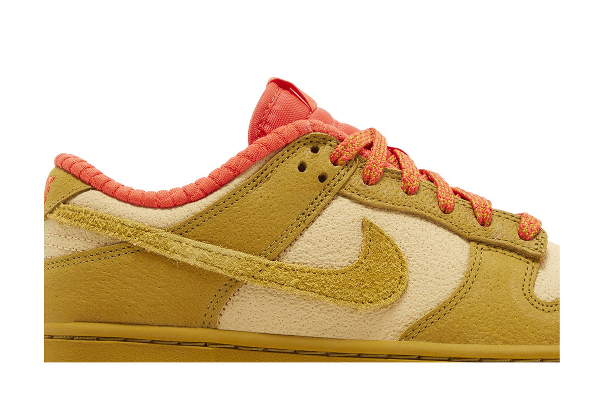 Nike Dunk Low Bronzine Sesame Picante Red (Women's) sneaker afbeelding 2 - stylecode FQ8897-252