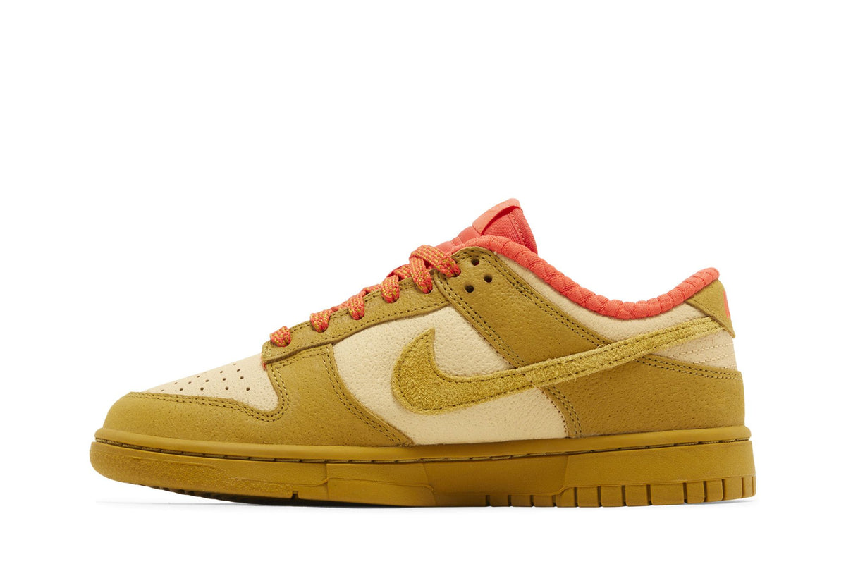 Nike Dunk Low Bronzine Sesame Picante Red (Women's) sneaker afbeelding 3 - stylecode FQ8897-252