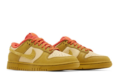 Nike Dunk Low Bronzine Sesame Picante Red (Women's) sneaker afbeelding 8 - stylecode FQ8897-252