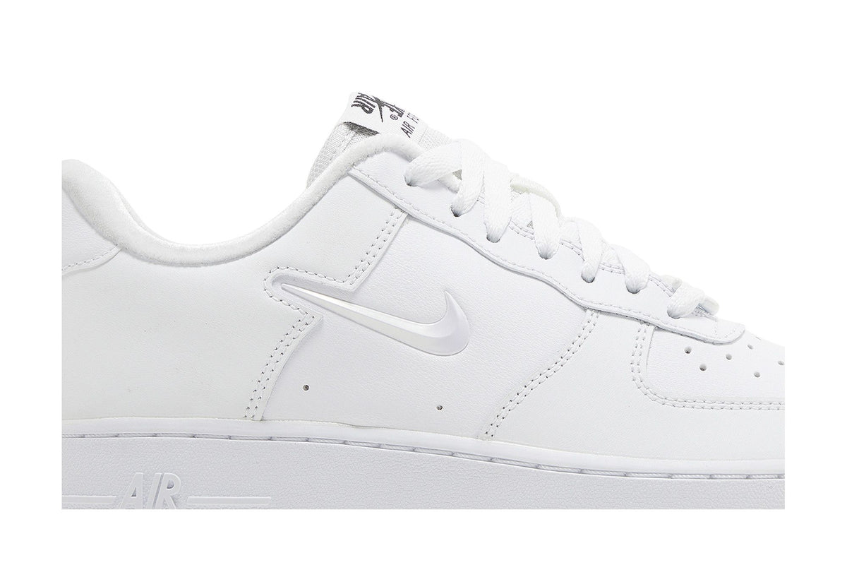 Nike Air Force 1 Low '07 SE Just Do It Triple White (Women's) sneaker afbeelding 2 - stylecode FB8251-100