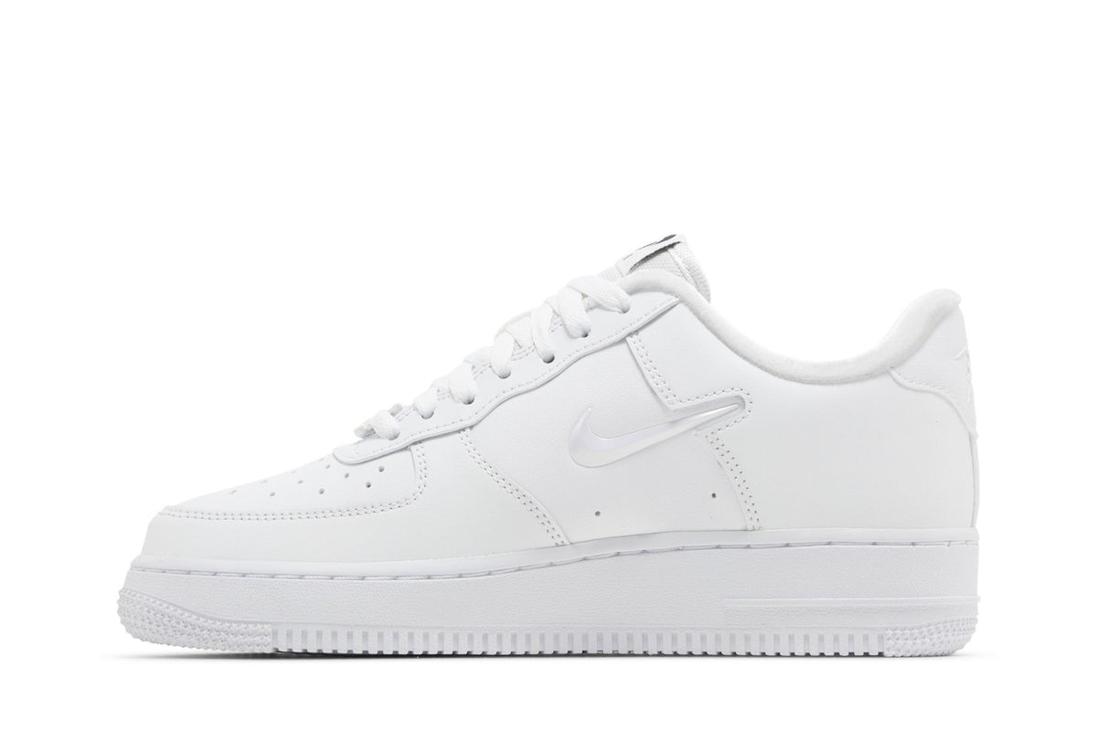 Nike Air Force 1 Low '07 SE Just Do It Triple White (Women's) sneaker afbeelding 3 - stylecode FB8251-100