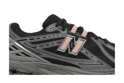 New Balance 1906R Black Pink Moon sneaker afbeelding 2 - stylecode M1906RHC