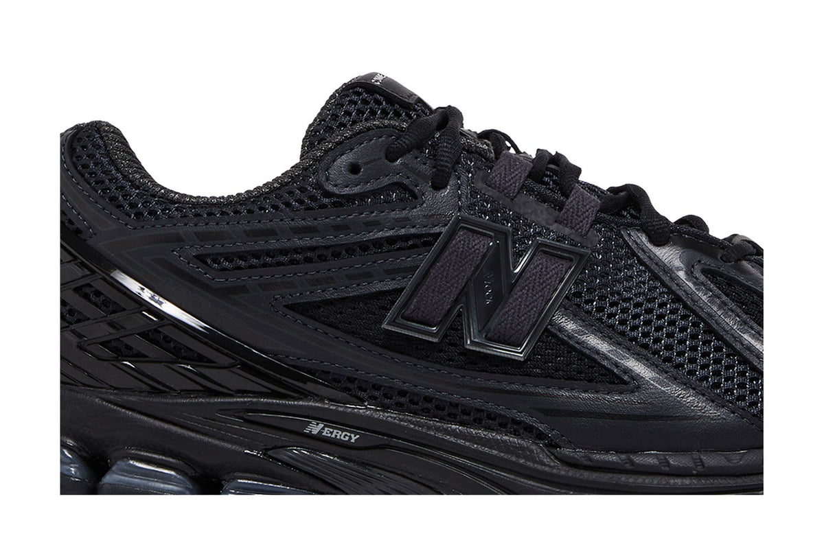 New Balance 1906R Comme des Garcons Homme Black sneaker afbeelding 2 - stylecode M1906RCM