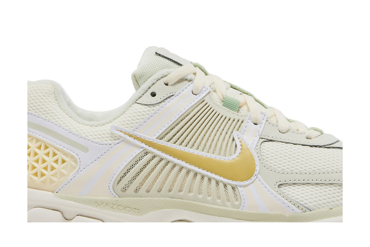 Nike Zoom Vomero 5 Sail Buff Gold (Women's) sneaker afbeelding 2 - stylecode FV3638-171