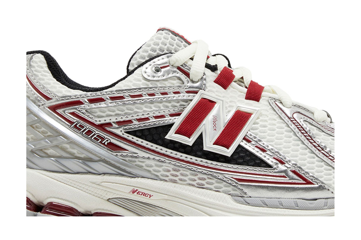 New Balance 1906R Silver Classic Crimson sneaker afbeelding 2 - stylecode M1906REA