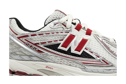 New Balance 1906R Silver Classic Crimson sneaker afbeelding 2 - stylecode M1906REA