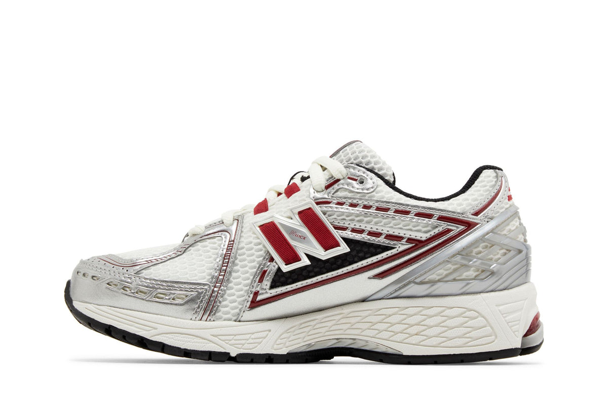 New Balance 1906R Silver Classic Crimson sneaker afbeelding 3 - stylecode M1906REA