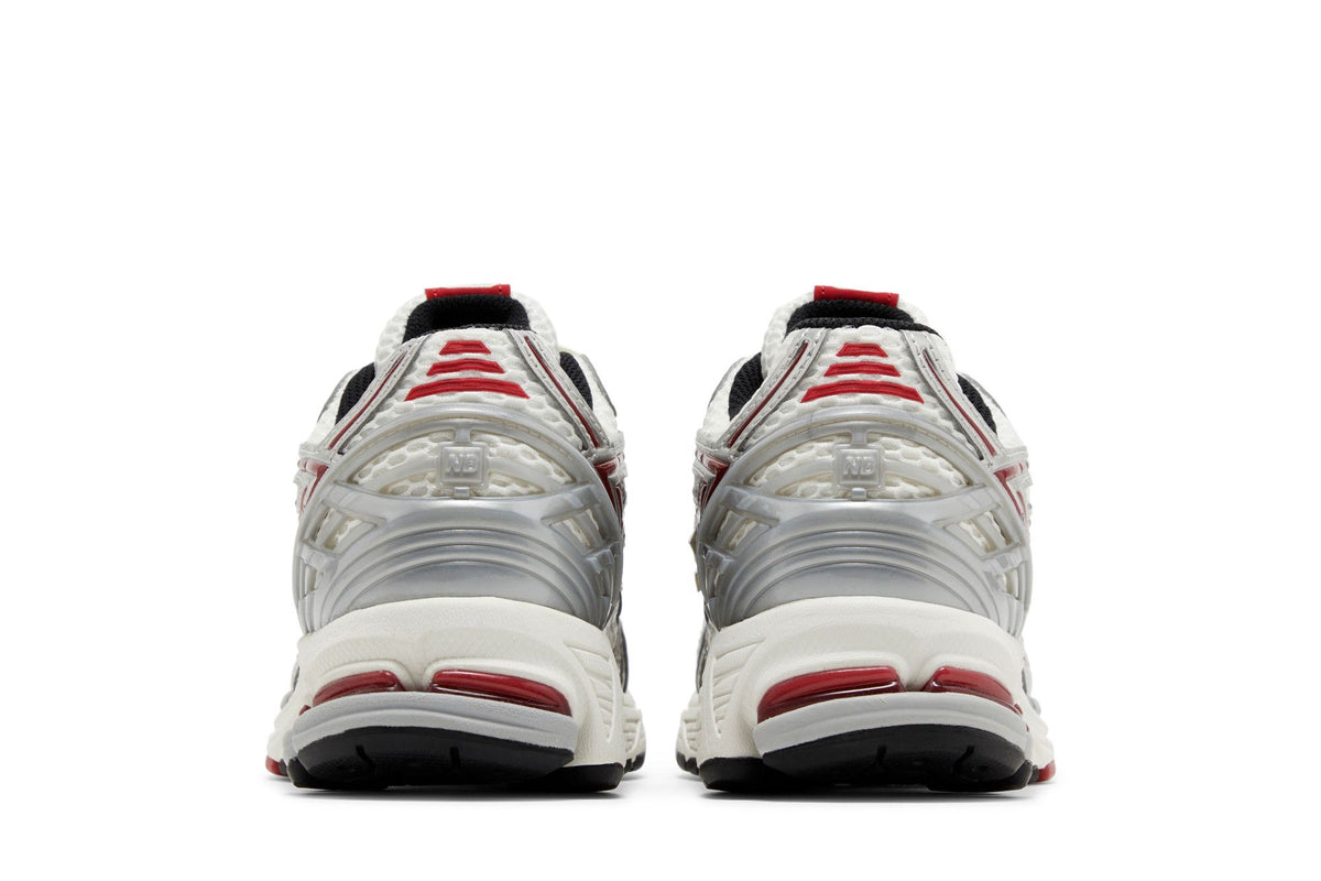 New Balance 1906R Silver Classic Crimson sneaker afbeelding 6 - stylecode M1906REA