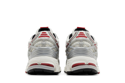 New Balance 1906R Silver Classic Crimson sneaker afbeelding 6 - stylecode M1906REA