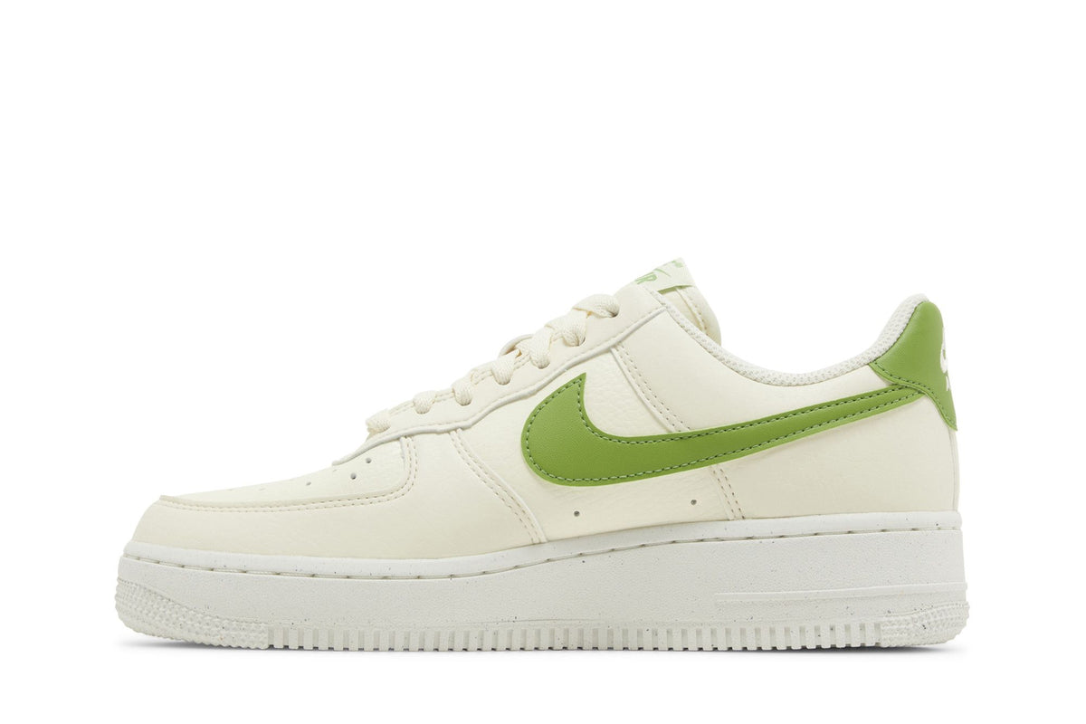 Nike Air Force 1 Low '07 SE Coconut Milk Chlorophyll (Women's) sneaker afbeelding 3 - stylecode DV3808-102