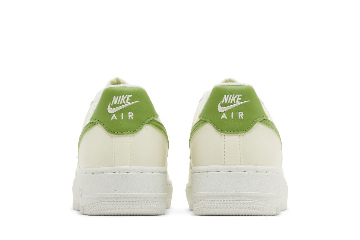Nike Air Force 1 Low '07 SE Coconut Milk Chlorophyll (Women's) sneaker afbeelding 6 - stylecode DV3808-102