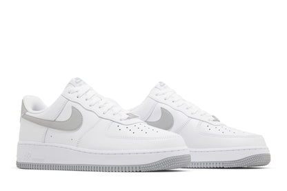 Nike Air Force 1 Low '07 White Light Smoke Grey sneaker afbeelding 8 - stylecode FJ4146-100