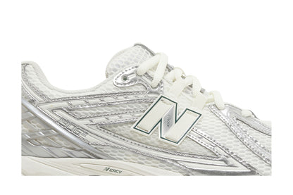 New Balance 1906R Silver Metallic Sea Salt sneaker afbeelding 2 - stylecode M1906REE