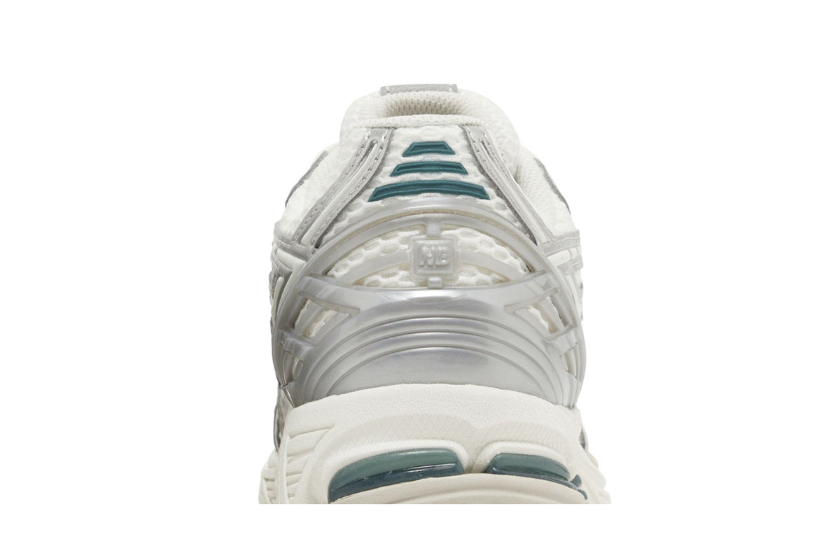 New Balance 1906R Silver Metallic Sea Salt sneaker afbeelding 7 - stylecode M1906REE