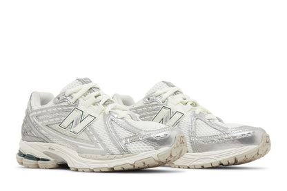 New Balance 1906R Silver Metallic Sea Salt sneaker afbeelding 8 - stylecode M1906REE