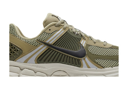 Nike Zoom Vomero 5 Neutral Olive sneaker afbeelding 2 - stylecode FJ1915-200