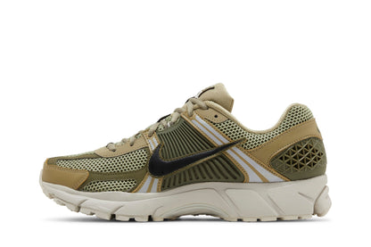 Nike Zoom Vomero 5 Neutral Olive sneaker afbeelding 3 - stylecode FJ1915-200