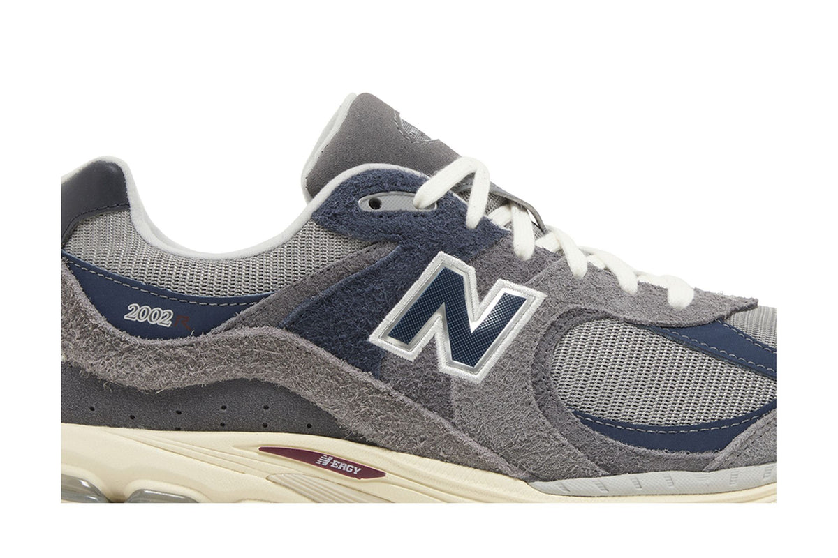 New Balance 2002R Navy Castlerock sneaker afbeelding 2 - stylecode M2002REL